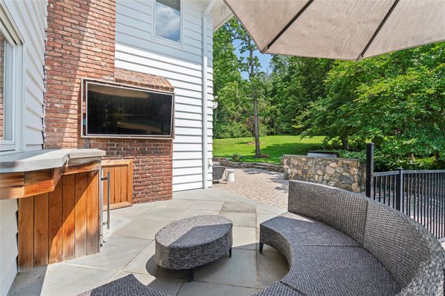 25 Montrose Court, Roslyn Harbor, NY 11576