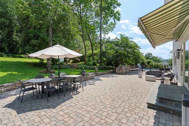 25 Montrose Court, Roslyn Harbor, NY 11576