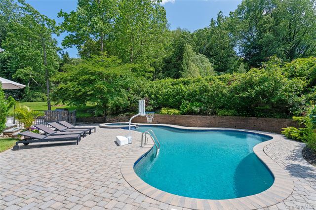 25 Montrose Court, Roslyn Harbor, NY 11576