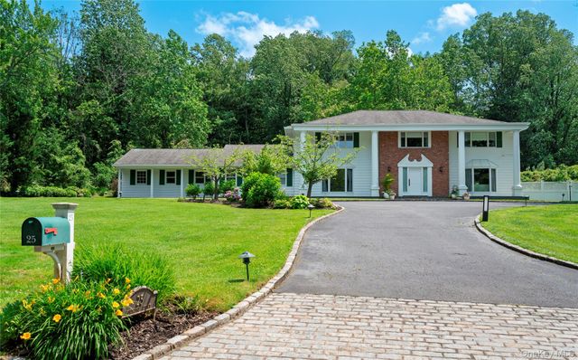 25 Montrose Court, Roslyn Harbor, NY 11576