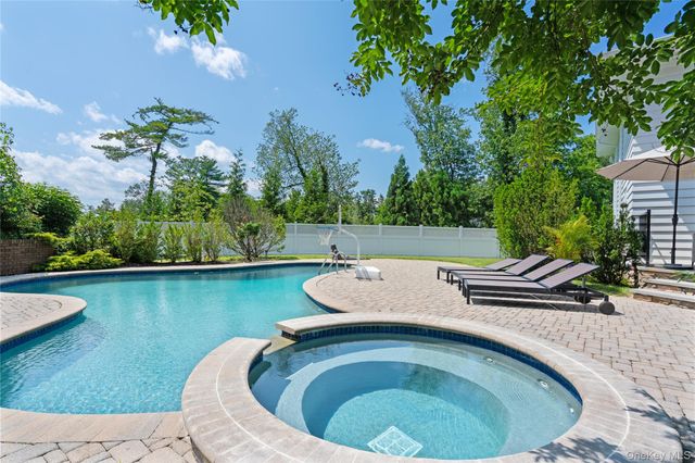 25 Montrose Court, Roslyn Harbor, NY 11576