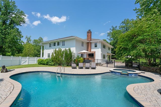 25 Montrose Court, Roslyn Harbor, NY 11576