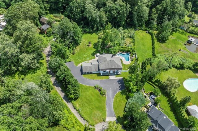 25 Montrose Court, Roslyn Harbor, NY 11576