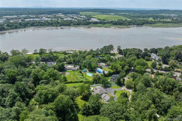 25 Montrose Court, Roslyn Harbor, NY 11576