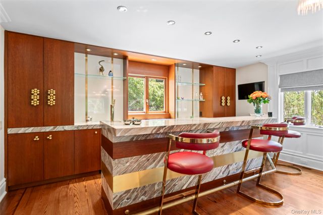 25 Montrose Court, Roslyn Harbor, NY 11576