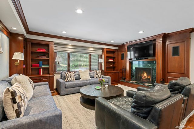 25 Montrose Court, Roslyn Harbor, NY 11576