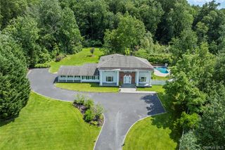 25 Montrose Court, Roslyn Harbor, NY 11576