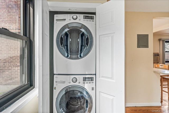 246-10 57 Drive 481, Douglaston, NY 11362