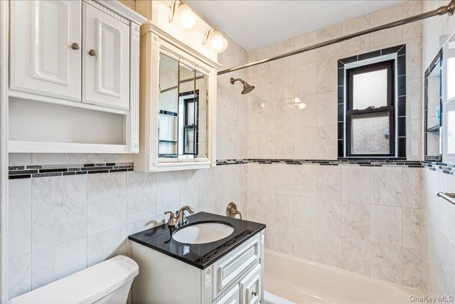 246-10 57 Drive 481, Douglaston, NY 11362