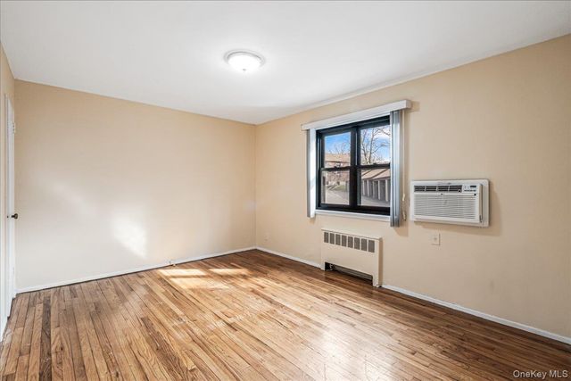 246-10 57 Drive 481, Douglaston, NY 11362