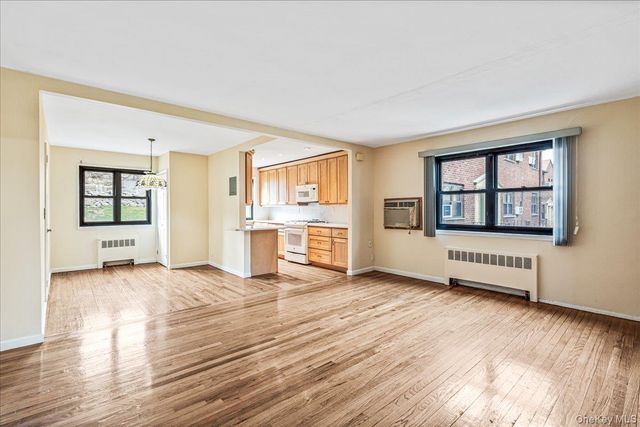 246-10 57 Drive 481, Douglaston, NY 11362