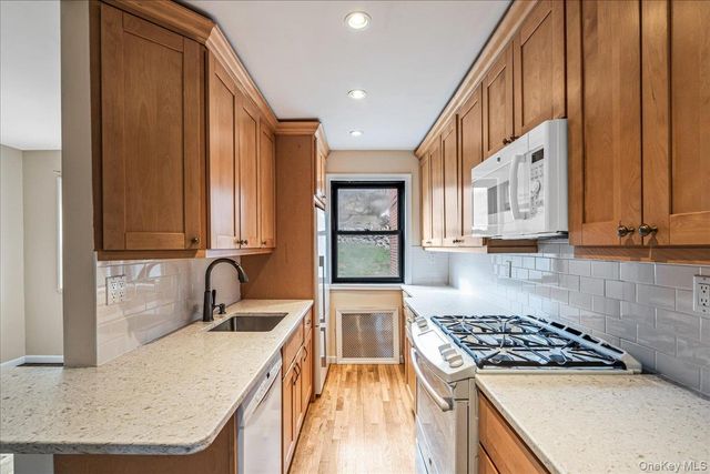 246-10 57 Drive 481, Douglaston, NY 11362