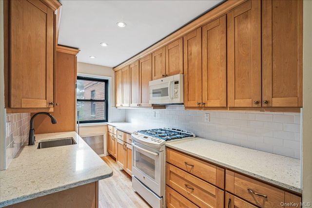 246-10 57 Drive 481, Douglaston, NY 11362