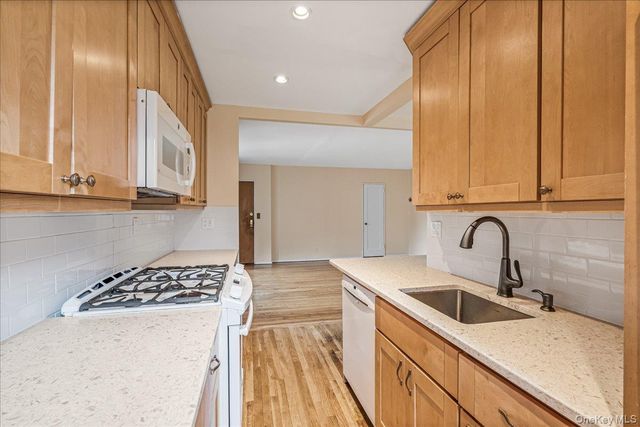 246-10 57 Drive 481, Douglaston, NY 11362