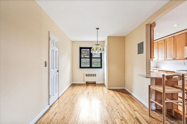 246-10 57 Drive 481, Douglaston, NY 11362