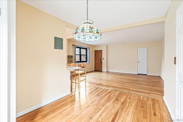 246-10 57 Drive 481, Douglaston, NY 11362