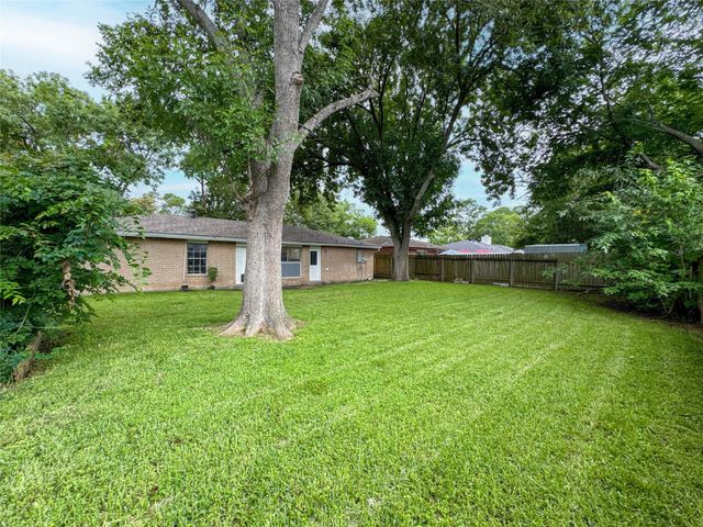 16915 Tibet Road, Friendswood, TX 77546