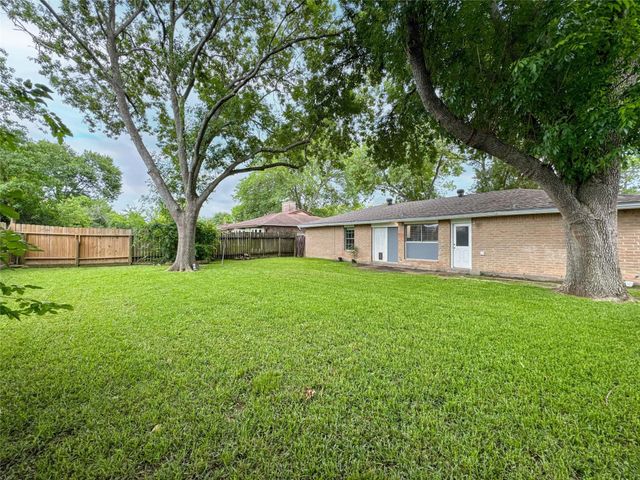 16915 Tibet Road, Friendswood, TX 77546