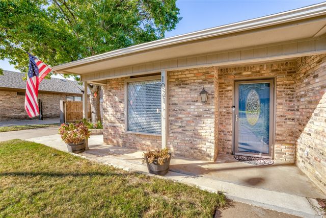 1021 Auburn Drive, Arlington, TX 76012
