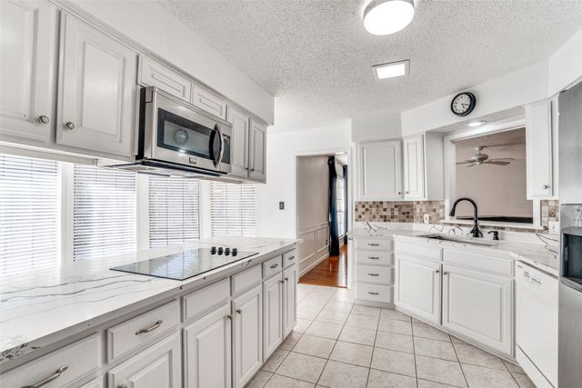 1021 Auburn Drive, Arlington, TX 76012