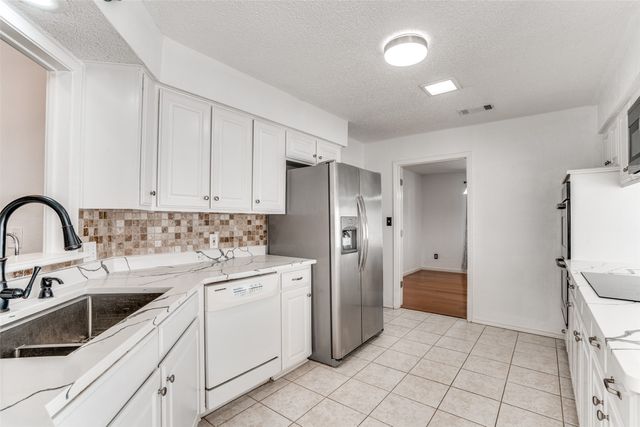 1021 Auburn Drive, Arlington, TX 76012