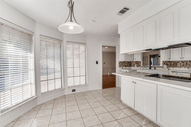1021 Auburn Drive, Arlington, TX 76012