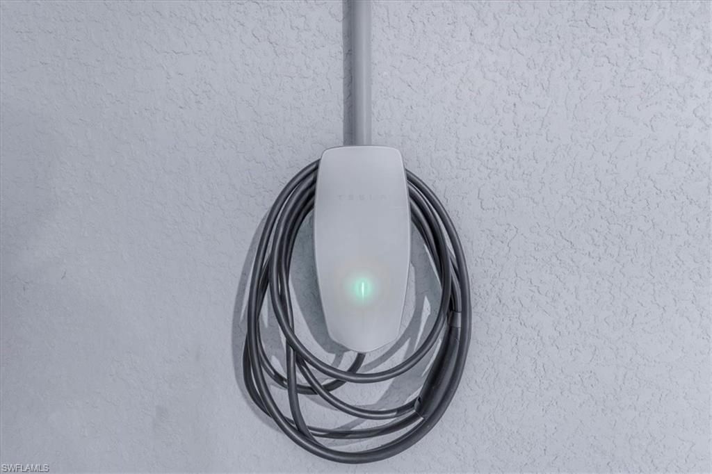 Image 7 of property listing at 1114 NE 7th AVE, Cape Coral, FL 33909