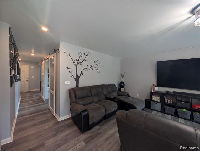 2252 Lake Ridge Drive, Grand Blanc, MI 48439