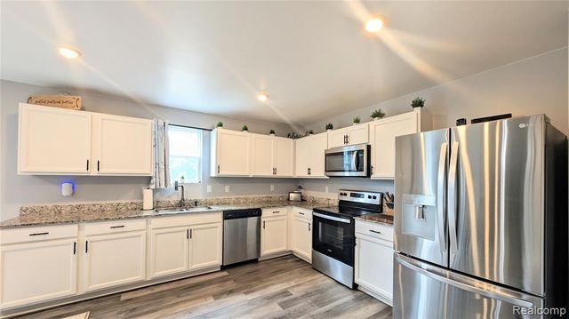 2252 Lake Ridge Drive, Grand Blanc, MI 48439