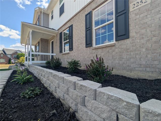 2252 Lake Ridge Drive, Grand Blanc, MI 48439