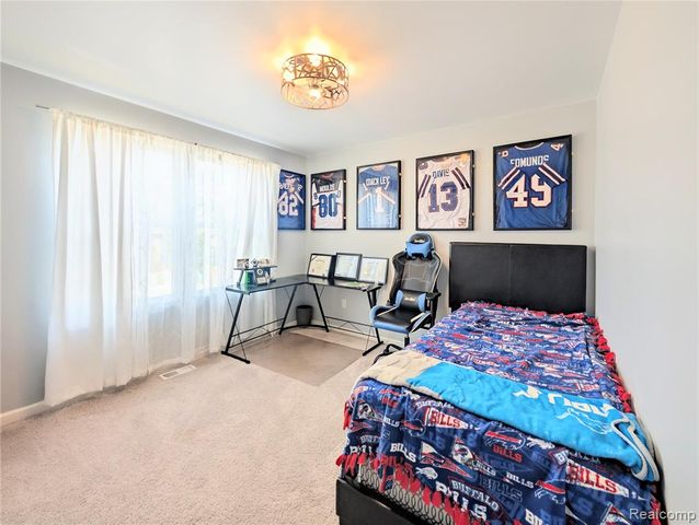 2252 Lake Ridge Drive, Grand Blanc, MI 48439