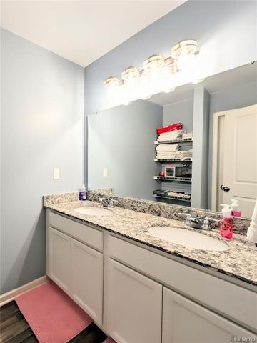 2252 Lake Ridge Drive, Grand Blanc, MI 48439