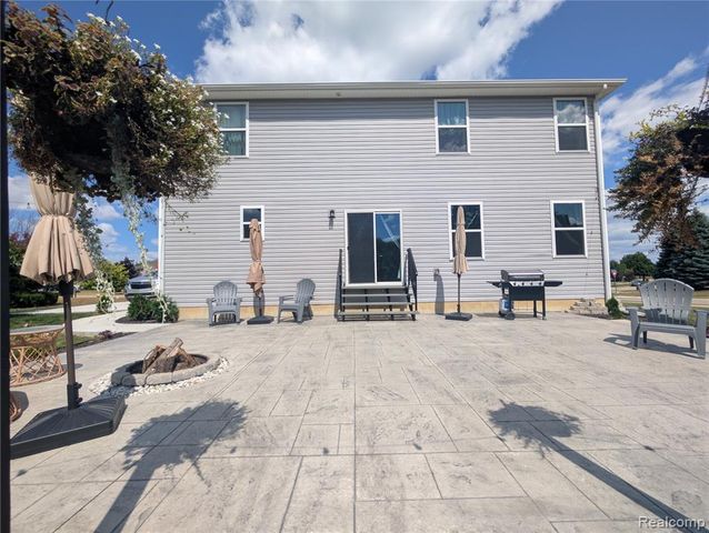 2252 Lake Ridge Drive, Grand Blanc, MI 48439