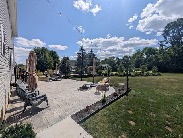 2252 Lake Ridge Drive, Grand Blanc, MI 48439