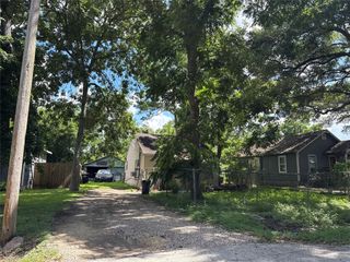 208 W Jordan Street, Alvin, TX 77511