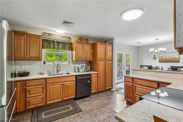 1570 N County Line Road, Madison, OH 44057