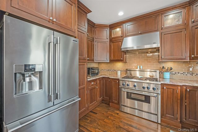 120 Neptune Place, Massapequa, NY 11758