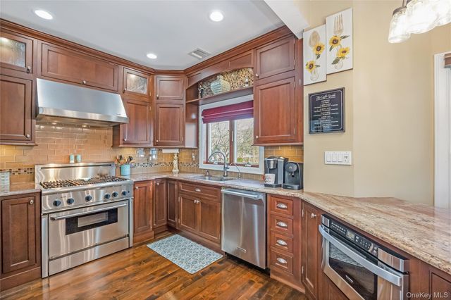 120 Neptune Place, Massapequa, NY 11758