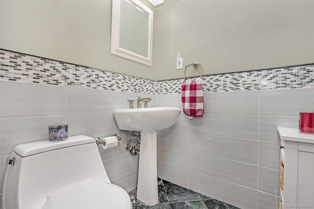 120 Neptune Place, Massapequa, NY 11758