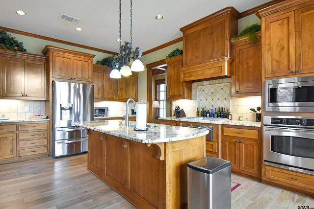 1860 Holcomb Cir, Tyler, TX 75703