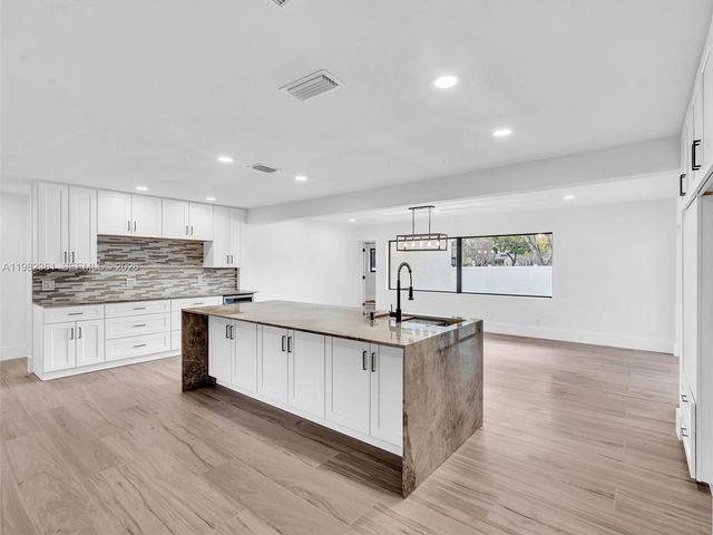 1501 NW 109th Ter, Pembroke Pines, FL 33026