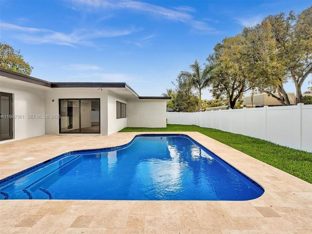 1501 NW 109th Ter, Pembroke Pines, FL 33026