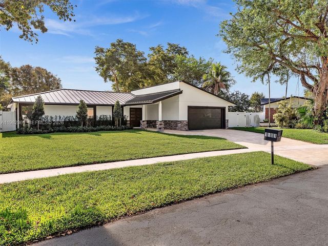 1501 NW 109th Ter, Pembroke Pines, FL 33026