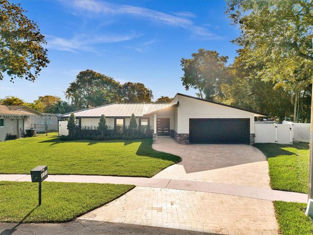 1501 NW 109th Ter, Pembroke Pines, FL 33026