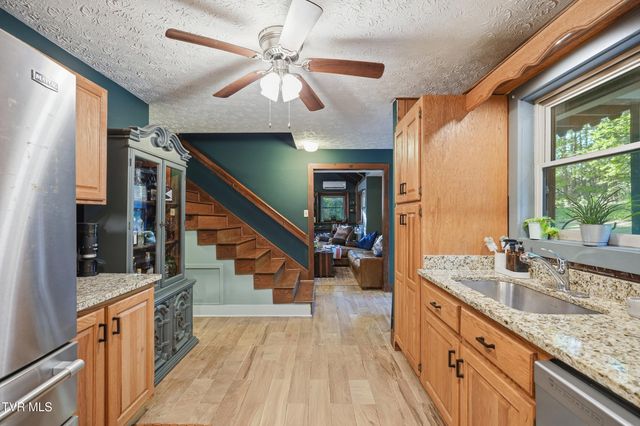 222 Mount Crest Drive, Johnson City, TN 37601