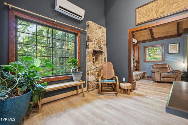 222 Mount Crest Drive, Johnson City, TN 37601
