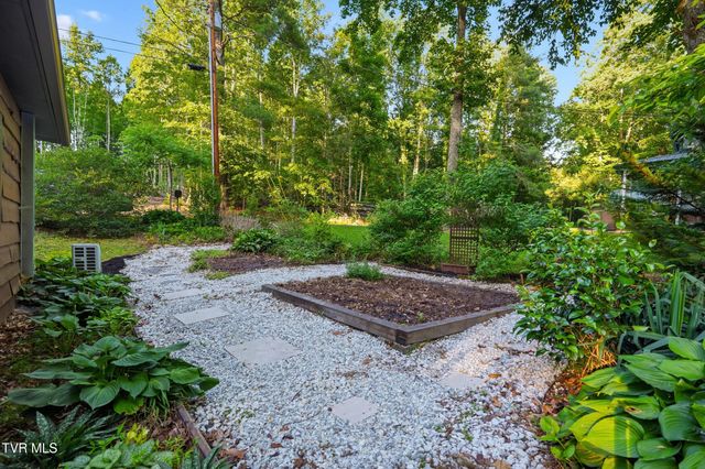 222 Mount Crest Drive, Johnson City, TN 37601