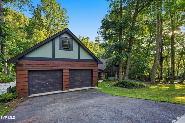 222 Mount Crest Drive, Johnson City, TN 37601