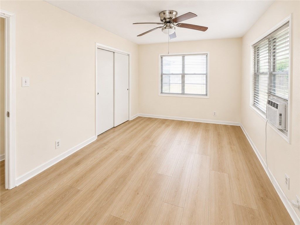833 Booty St, Sinton, TX 78387 — photo 2