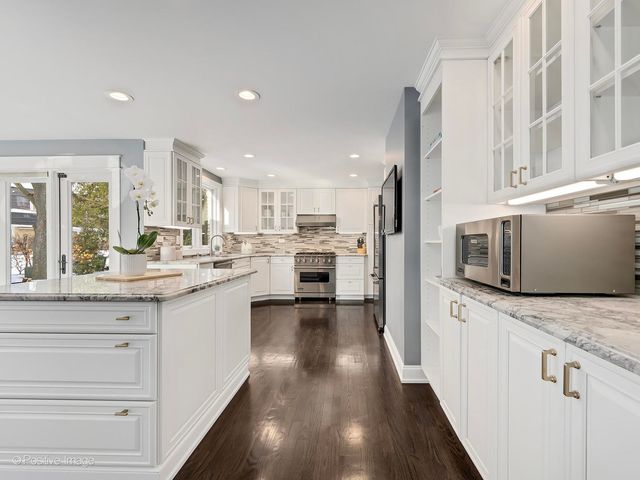 2S630 AVENUE CHATEAUX EAST, Oak Brook, IL 60523